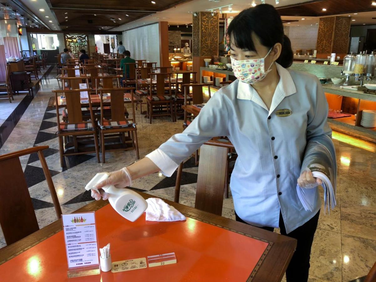 Hotel Royal Chihpin Wenquan Exteriér fotografie A restaurant employee wearing a face mask and gloves in Jakarta, Indonesia