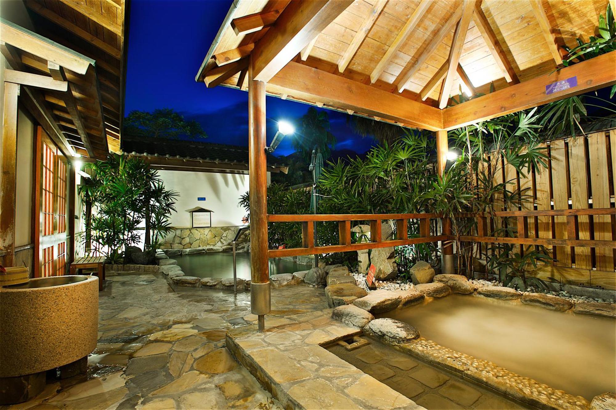 Hotel Royal Chihpin Wenquan Exteriér fotografie A modern onsen in Japan