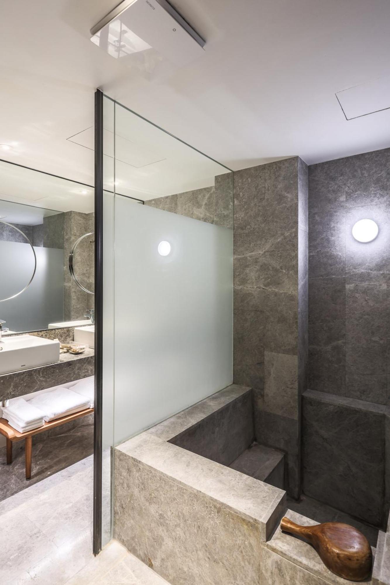 Hotel Royal Chihpin Wenquan Exteriér fotografie A bathroom with a glass shower enclosure
