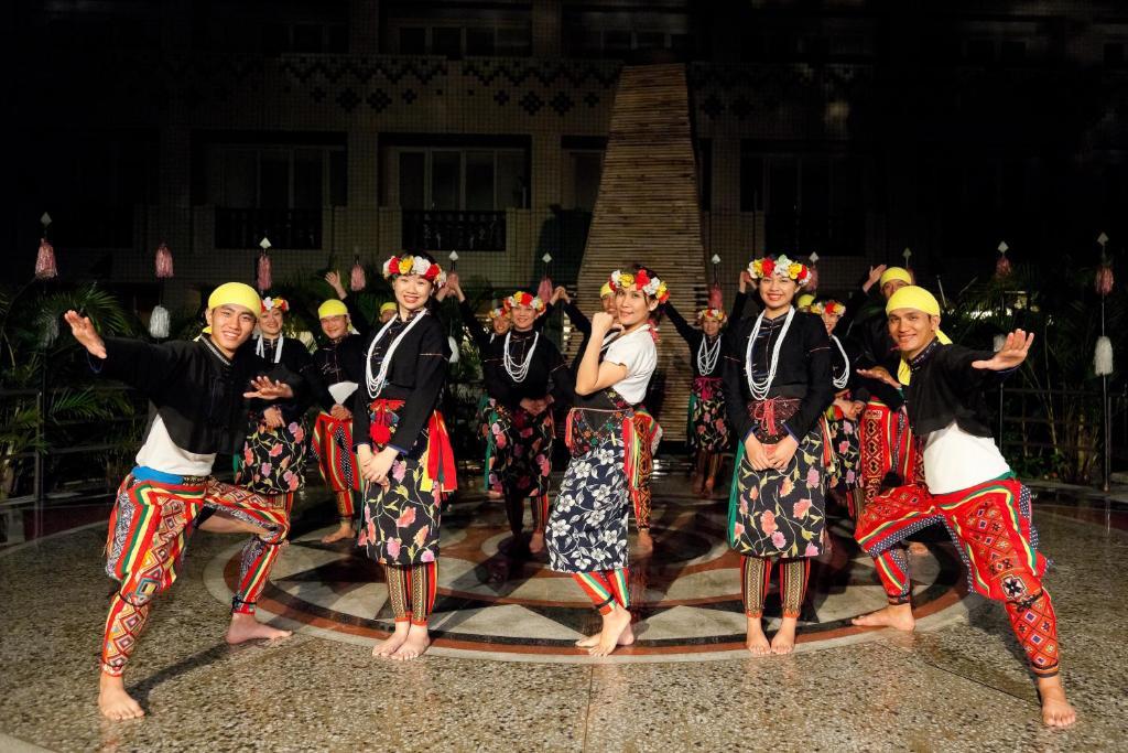 Hotel Royal Chihpin Wenquan Exteriér fotografie The Tausug people of Sulu, Philippines, performing the Tausug dance.