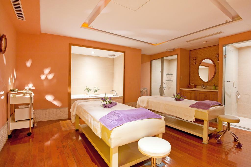 Hotel Royal Chihpin Wenquan Exteriér fotografie A treatment room at the spa