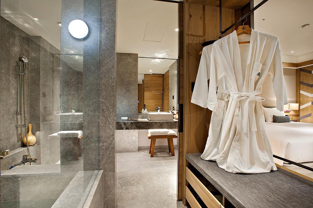Hotel Royal Chihpin Wenquan Exteriér fotografie A bathrobe hanging on a bathroom door