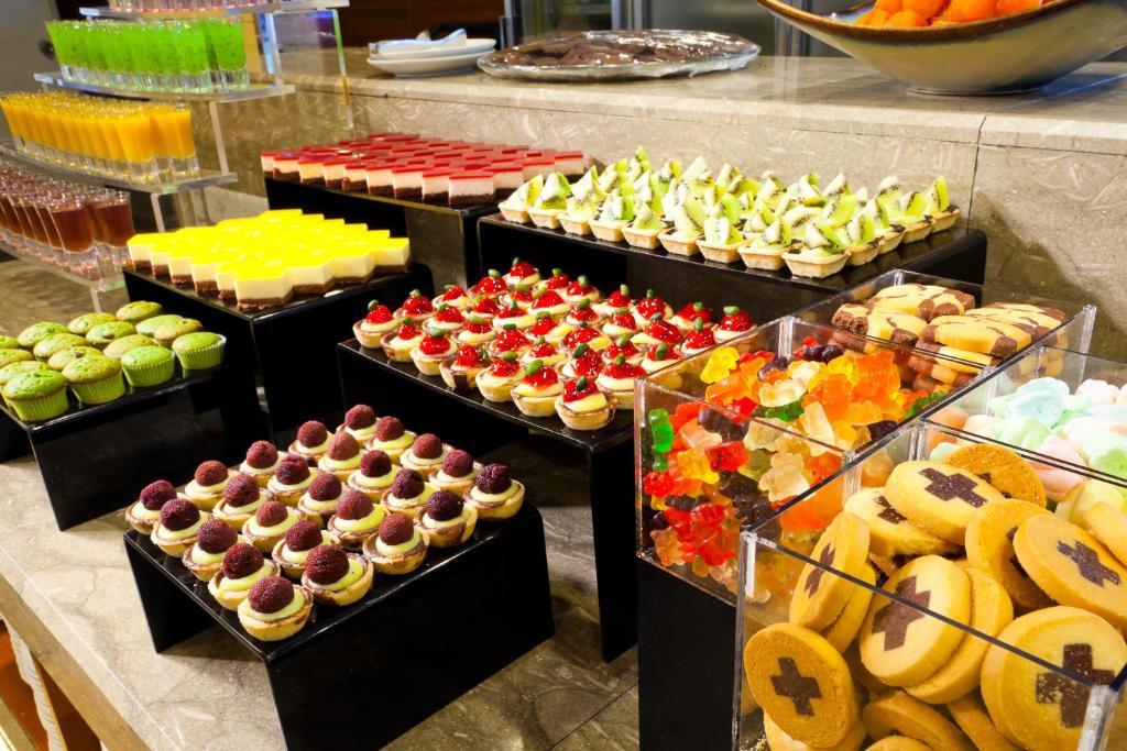 Hotel Royal Chihpin Wenquan Exteriér fotografie A dessert buffet