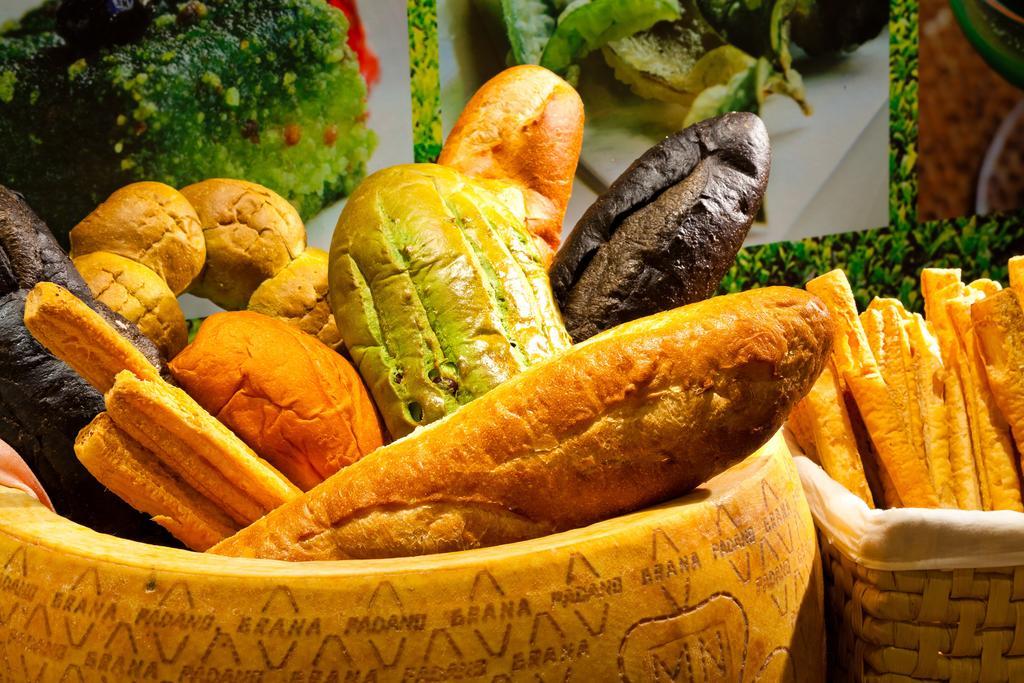 Hotel Royal Chihpin Wenquan Exteriér fotografie A selection of Italian bread