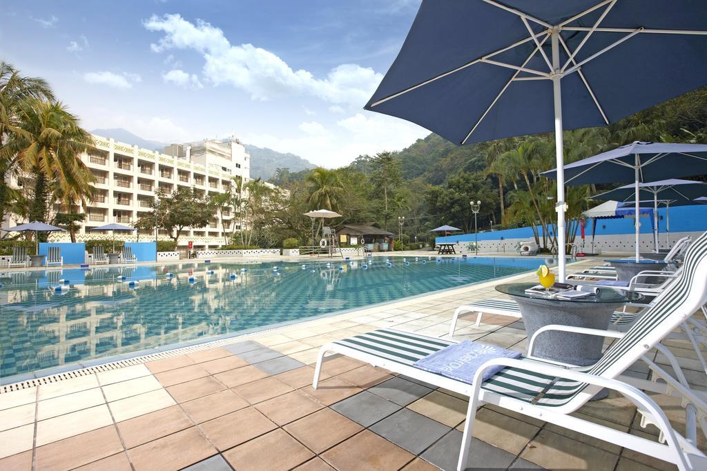 Hotel Royal Chihpin Wenquan Exteriér fotografie The swimming pool at the hotel